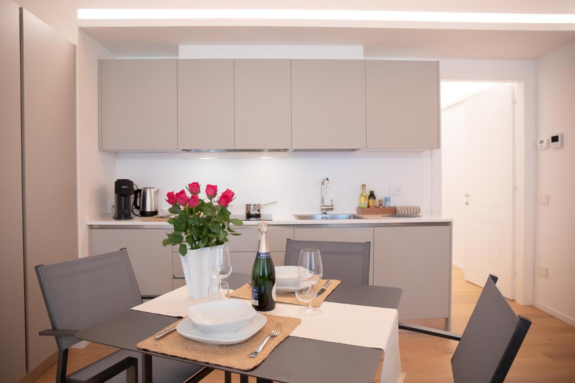 Amendola City View Apartments Suite Romantica Como Bagian luar foto