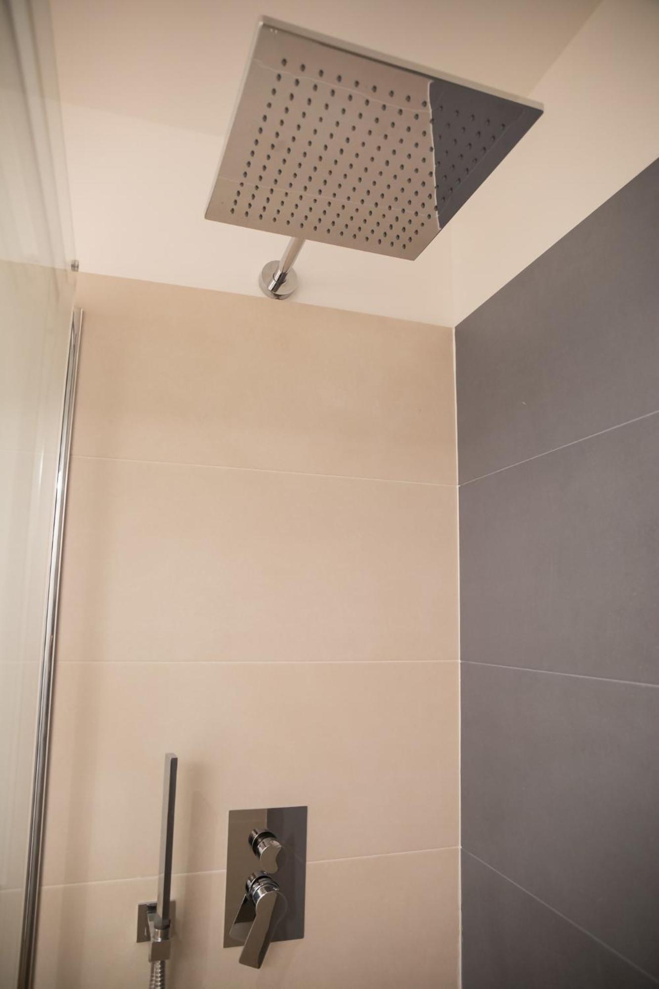 Amendola City View Apartments Suite Romantica Como Bagian luar foto